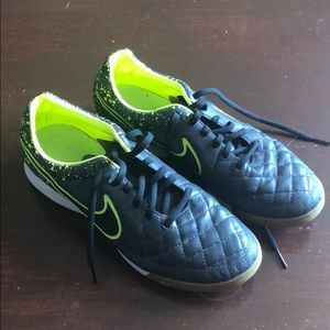 Indoor soccer cleats